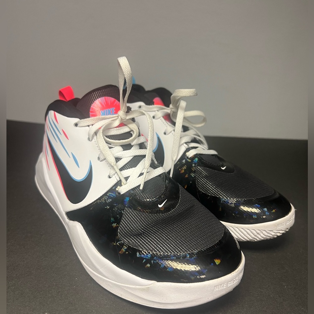 Nike Team Hustled D 9 Light, Basketball Shoes, Size:7Y, Pre-Owned Good condition